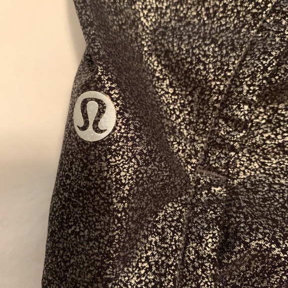 Lululemon shorts size 6. - Picture 3 of 6